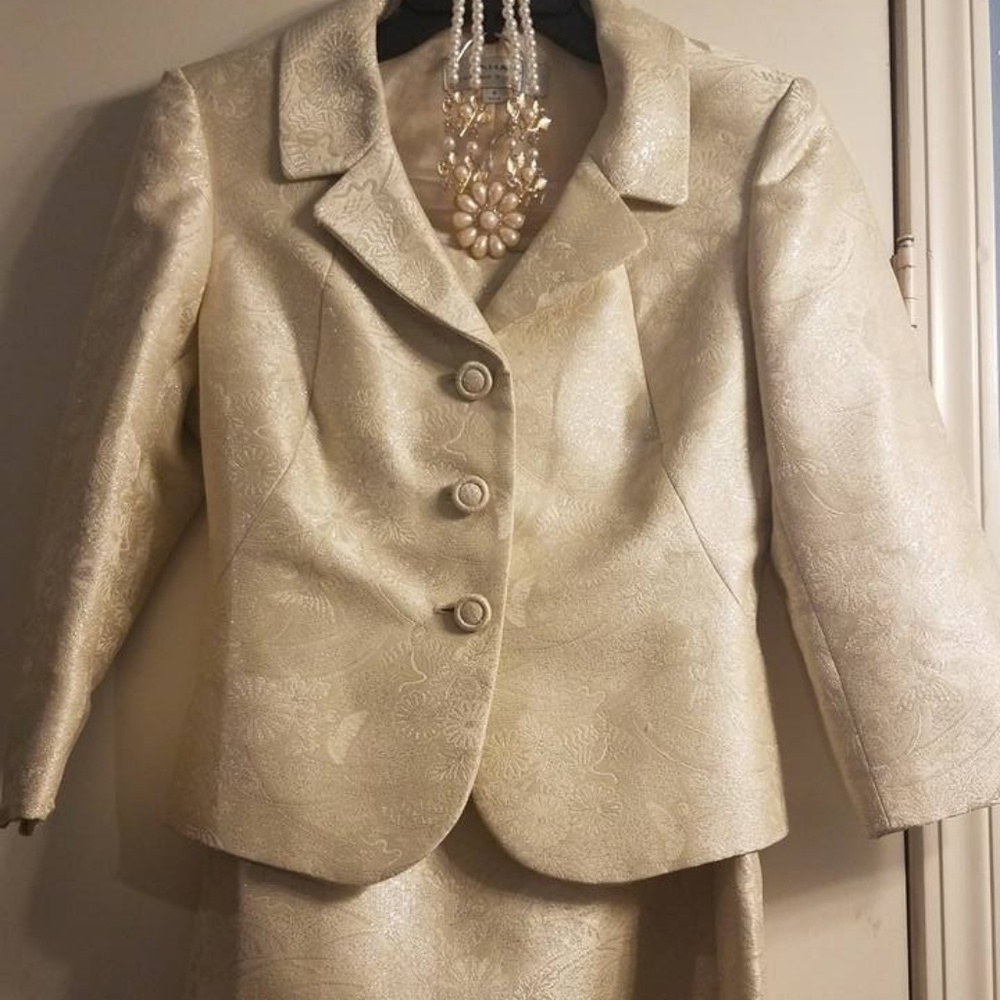 Tahari / Arthur Levine Suit  US6  NWOT
